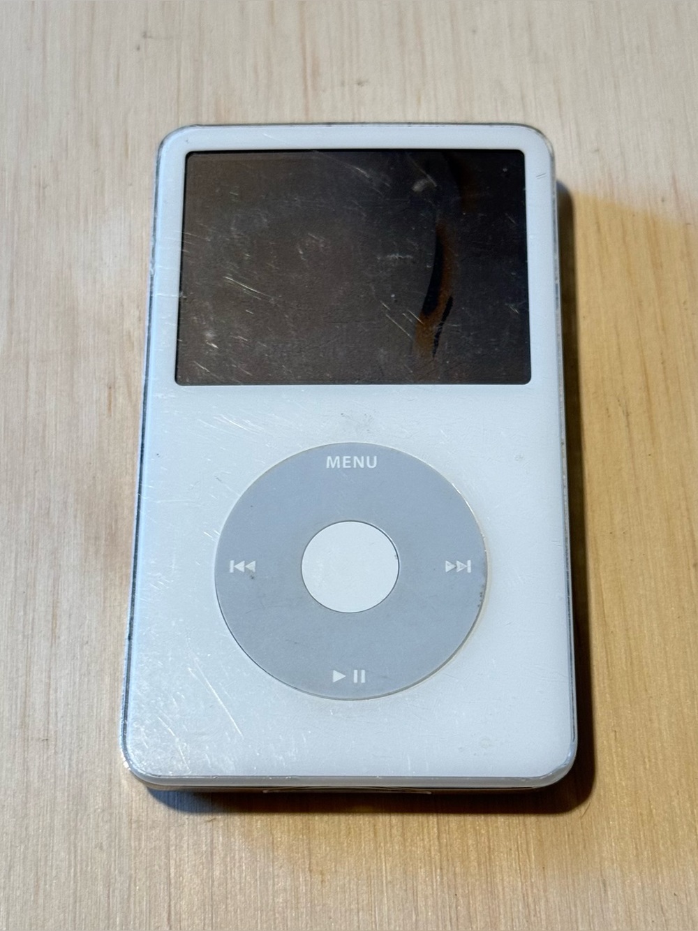 Apple iPod 5th Gen 30GB White Model:A1136 BROKEN SCREEN Read NoCharger Read Info